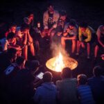 Kinder am Lagerfeuer